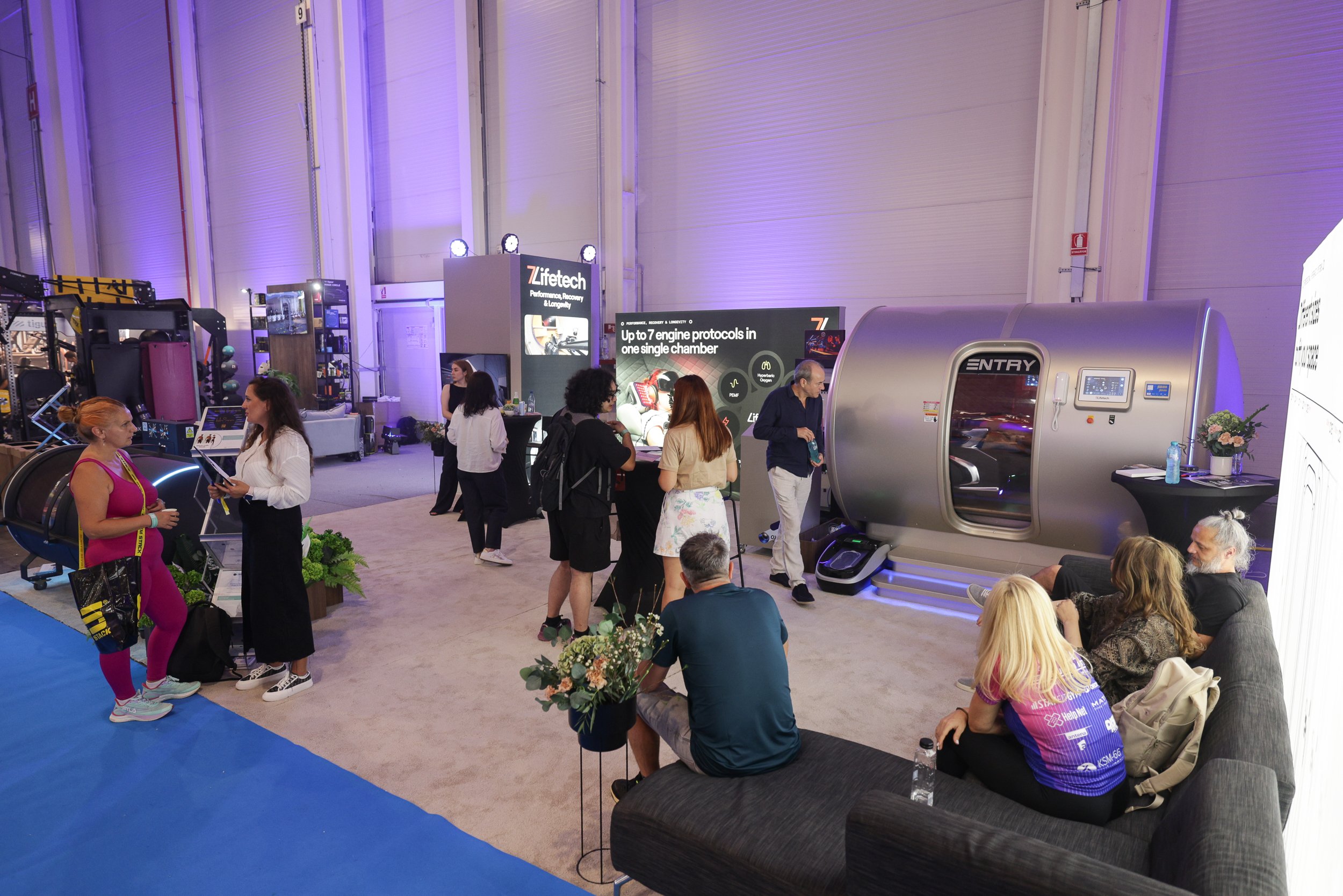 OxyHelp exhibition stand with an OxyLife chamber at a trade fair